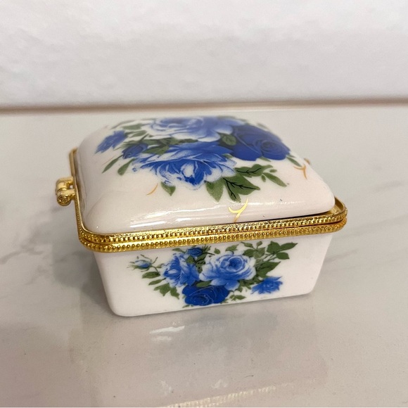 Porcelain Hinged Lid Trinket Box Blue Roses Gold Tone Trim Amanda Wingfield - Picture 4 of 6